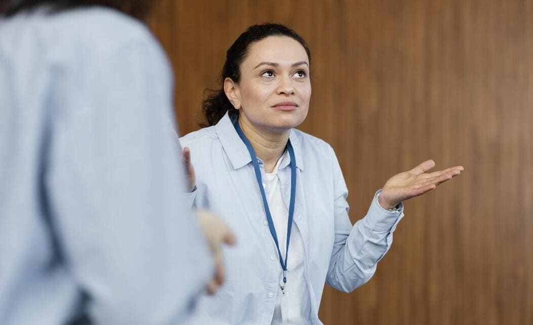 開會被突然點名怎麼辦？3 個心態幫你即興發揮