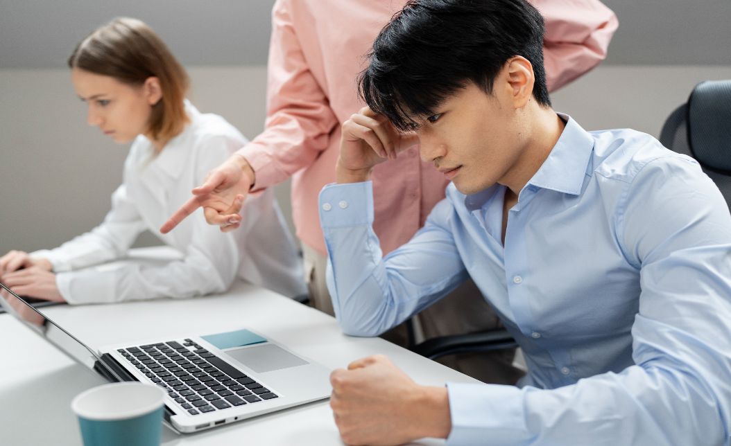 【職場心理學】看懂職場的假關心真越界,三招建立心理防火牆