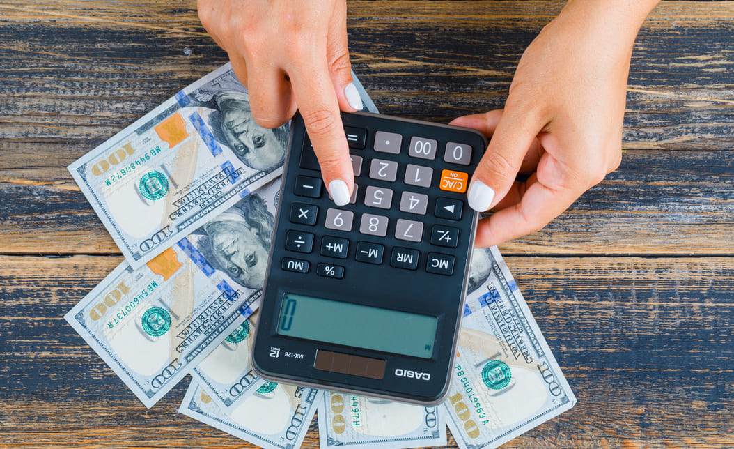 年薪怎麼算？搞懂計算公式、年終獎金與中位數，談薪不被低估