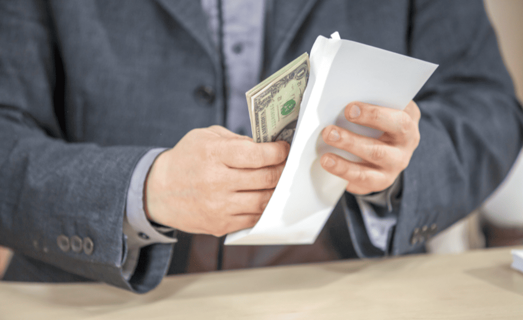 發薪日遇到假日、連假可以延後嗎？《勞基法》規定與避雷守則