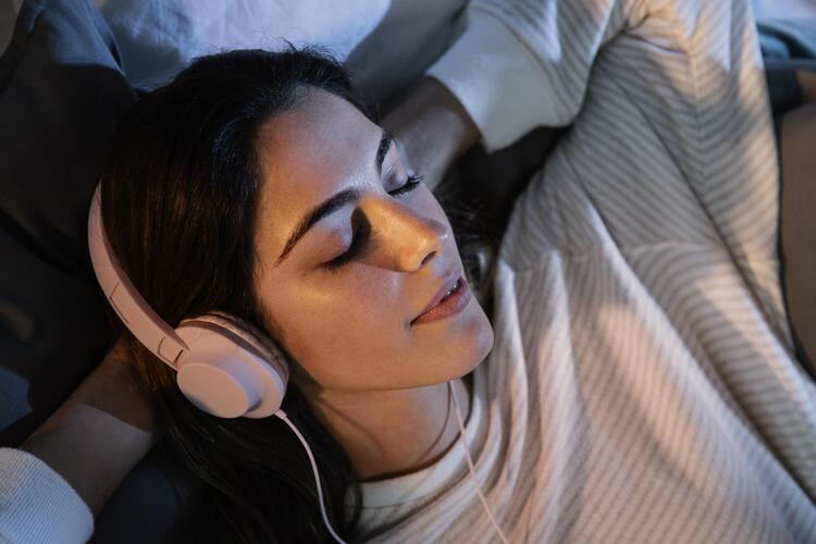 白噪音或粉紅噪音可加強深層睡眠。