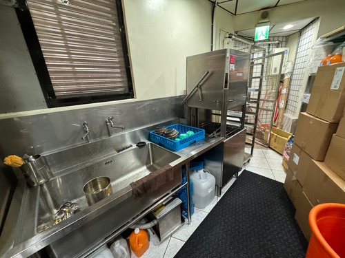 在網美餐廳洗碗。